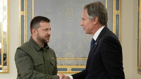 <b>Blinken announces $1 billion Ukraine aid package in surprise visit</b>