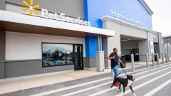 <b>Walmart opens pet center with veterinary care and grooming</b>