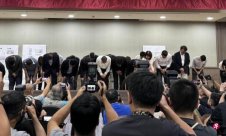 Ke Wenzhe bowed his apology for political donation